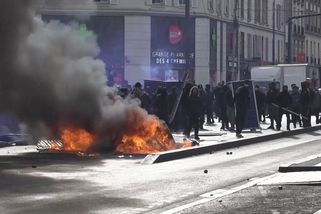 Hon na policisty, útoky plameny do obličeje. Agrese zdivočelých francouzských studentů nebere konce - Novinky